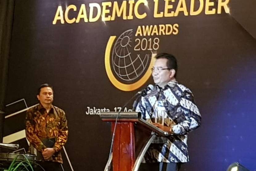 Guru Besar Fakultas Kesehatan Masyarakat Universitas Indonesia (FKM UI), Prof Wiku Adisasmito menerima penghargaan Academic Leader Award 2018 yang diselenggarakan Kemenristek Dikti beberapa waktu lalu.