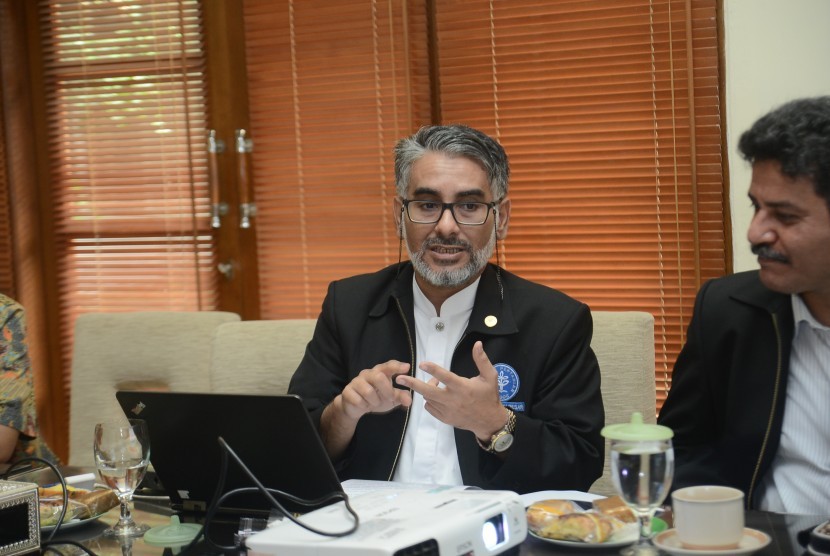Guru Besar Fakultas MIPA IPB, Prof Husin Alatas (kiri).