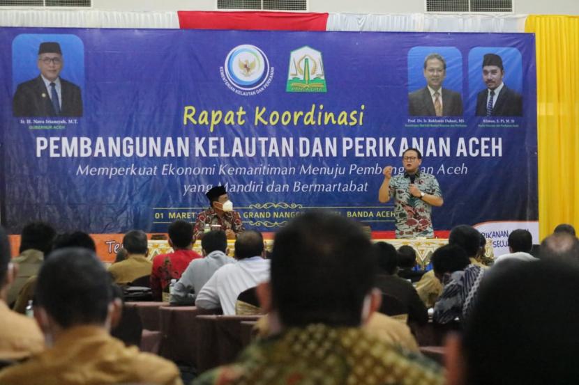 Guru Besar Fakultas Perikanan dan Ilmu Kelautan-IPB University, Prof Dr Ir Rokhmin Dahuri MS menyampaikan makalahnya di acara Rapat Koordinasi Dinas Kelautan dan Perikanan Kabupaten/Kota se Provinsi Aceh di Banda Aceh, Selasa (1/3).