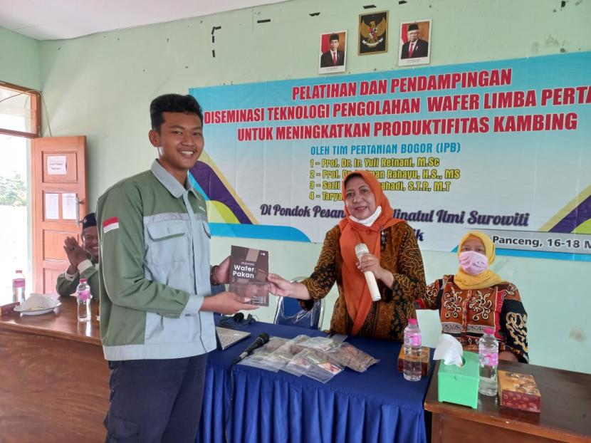 Guru Besar Fakultas Peternakan (Fapet) IPB University, yakni Prof Yuli Retnani dan Prof Iman Rahayu melaksanakan  program Dosen Pulang Kampung (Dospulkam) di Gresik  selama Mei dan Juni 2022.