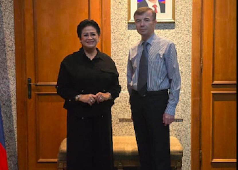 Guru Besar Hubungan Internasional Universitas St. Petersburg, Profesor Connie Rahakundini (kiri) dan Duta Besar Federasi Rusia untuk Indonesia, Sergei Tolchenov.