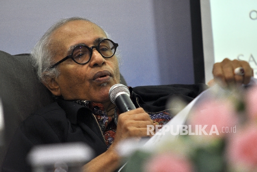 Guru Besar Ilmu Politik Salim Said memberikan paparannya saat rilis Survei Nasional Saiful Mujani Research & Consulting (SMRC) terhadap isu kebangkitan Partai Komunis Indonesia (PKI) di Jalan Cisadane, Jakarta, Jumat (29/9).
