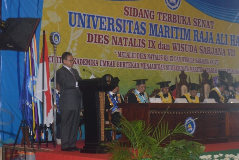 Guru Besar IPB, Prof Dr Rokhmin Dahuri menyampaikan orasi ilmiah pada wisuda UMRAH di Tanjung, Pinang, Sabtu (24/9)