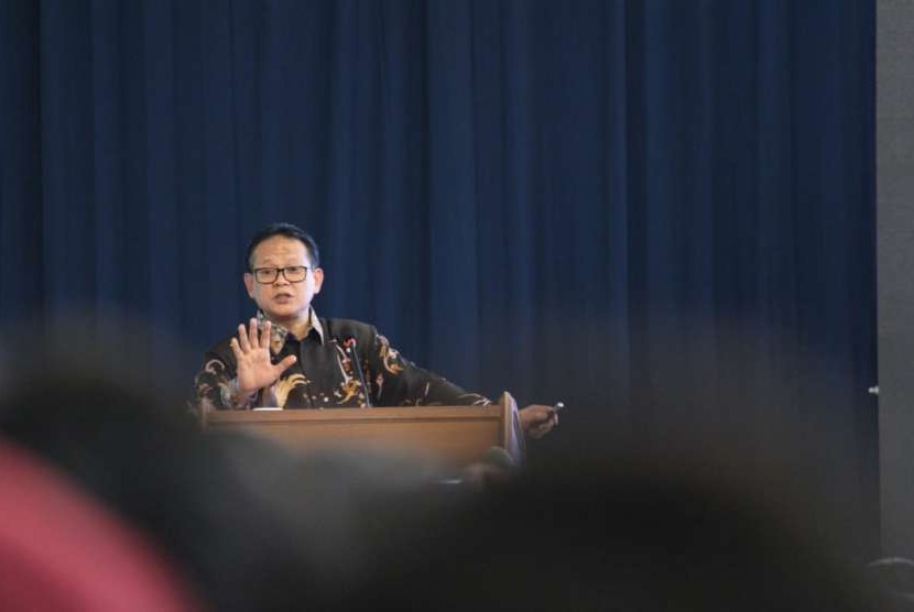 Guru Besar Kelautan dan Perikanan IPB, Prof Rokhmin Dahuri memberikan Studium Generale di Aula Barat ITB, Bandung, Rabu (5/9).