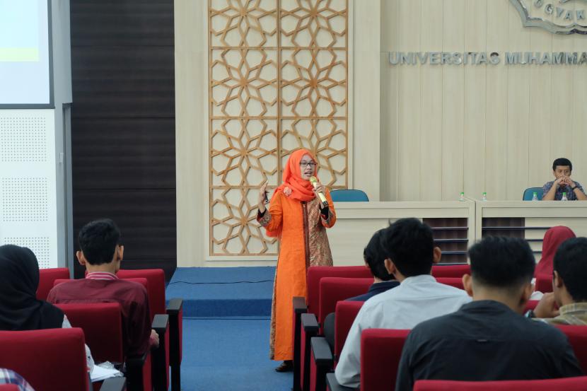 Guru besar perempuan pertama Universitas Muhammadiyah Yogyakarta (UMY), Dyah Mutiarin. 