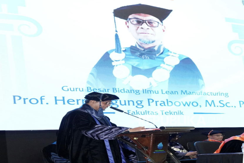 Guru besar Prof Herry Agung Prabowo menyoroti krisis iklim dalam orasi pengukuhan guru besar.