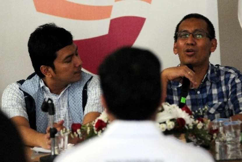 Guru Besar Psikologi Politik Universitas Indonesia Hamdi Muluk (kanan).