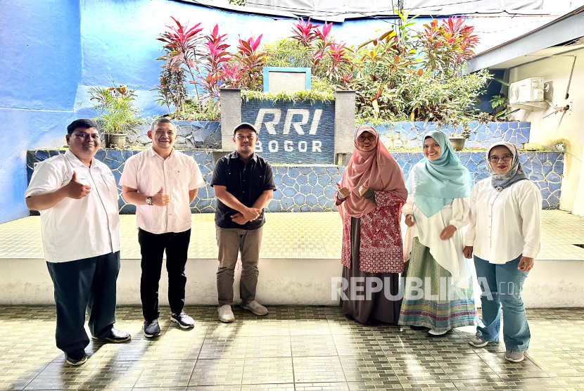 Guru besar Tazkia Murniati Mukhlisin bersama pegiat ekonomi syariah.