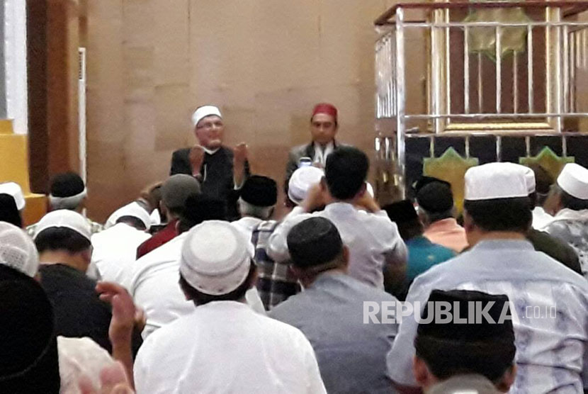 Guru besar Universitas Al Azhar Mesir Syekh Muhammad Nasr Addusuqi Al- Abbani tengah memberikan tausyiah tadi siang di Masjid Hubbul Wathan, NTB (Ilustrasi)