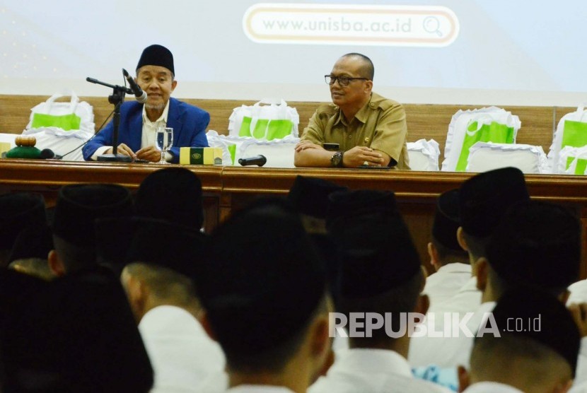 Guru Besar Universitas Islam Bandung (Unisba) Prof KH Maman Abdurrahman (kiri) menyampaikan materi pada acara Ta'aruf Mahsiswa Baru Tahun Akademik 2019/2020, di Aula Unisba, Jalan Tamansari, Kota Bandung, Senin (2/9).