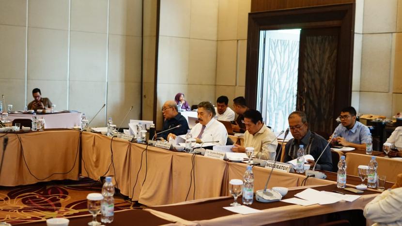 Guru Besar Universitas Krisnadwipayana (Unkris) Prof Gayus Lumbuun (tiga dari kiri) dalam Rapat Pleno Komisi Kajian Ketatanegaraan MPR RI terkait Rekomendasi Naskah Akademik dan RUU MPR, Kamis (20/7/2023).