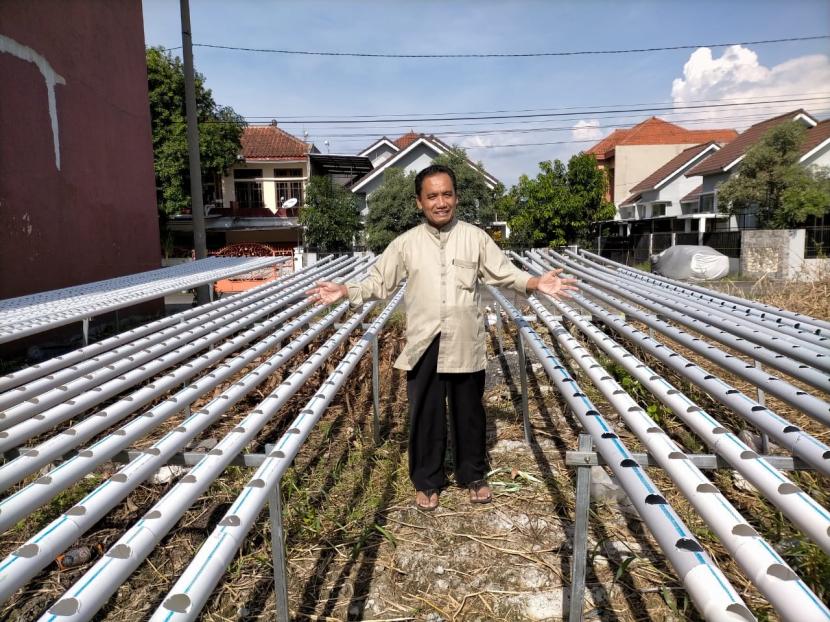 Guru Besar Universitas Muhammadiyah Malang (UMM), Profesor Jabal Tarik Ibrahim memiliki hobi menanam di sekitar rumahnya, Lowokwaru, Kota Malang. 