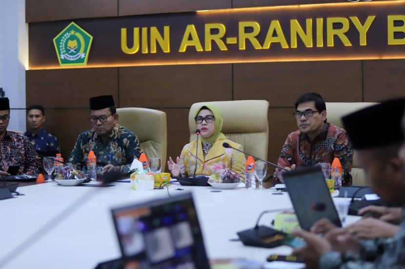Guru Besar Universitas Negeri Surabaya (Unesa) Prof Dr Siti Nur Azizah SH MHum yang juga putri Wakil Presiden (Wapres) Ma’ruf Amin 