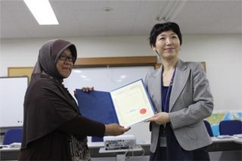 Guru besar Universitas Pendidikan Indonesia (UPI) dalam bidang ilmu pendidikan teknologi dan kejuruan Pada Fakultas Pendidikan Teknologi dan Kejuruan, Prof Dr Ana, M.Pd (kiri)