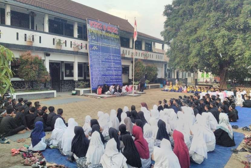 Guru dan pelajar di Kabupaten Purwakarta, menggelar doa bersama, supaya para guru honorer se Indonesia segera diangkat menjadi CPNS, Selasa (18/9).