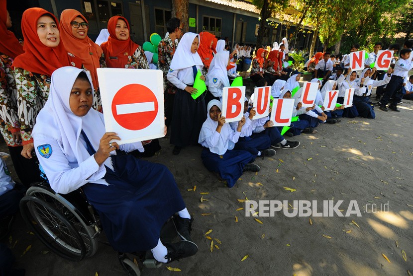 Guru dan siswa mengikuti kampanye anti kekerasan anak dalam Deklarasi Anti Bullying di SMPN 6 Klaten, Jawa Tengah, Kamis (7/12).