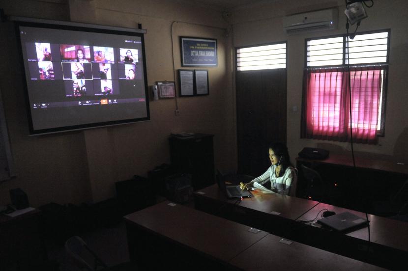 Guru dan siswa SMK Pariwisata Dalung melakukan kegiatan belajar mengajar secara daring di Badung Bali. Sekolah tersebut menerapkan pembelajaran secara daring menggunakan sejumlah aplikasi setelah kegiatan belajar mengajar di lingkungan sekolah ditiadakan sementara untuk mengantisipasi penyebaran COVID-19. (Ilustrasi)
