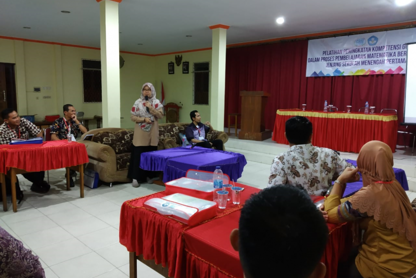 Guru di kabupaten Landak, Kalimantan Timur mendapat pelatihan bertajuk 'Peningkatan Kompetensi Guru Dalam Proses Pembelajaran Berbasis HOTS'.