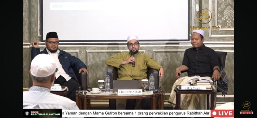 Guru Gembul (kiri) menghadiri diskusi yang diadakan Rabithah Alawiyah.