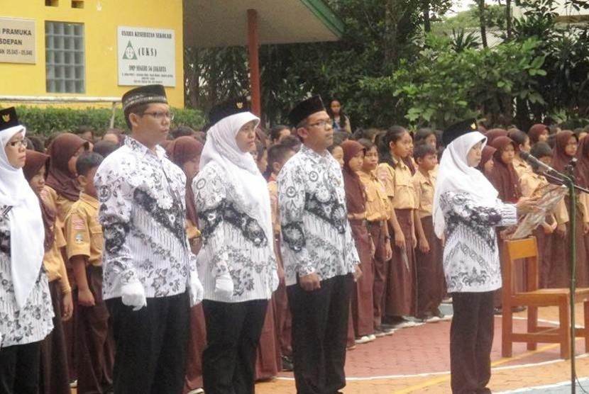 Guru-guru jadi petugas upacara di peringatan Hari Guru Nasional