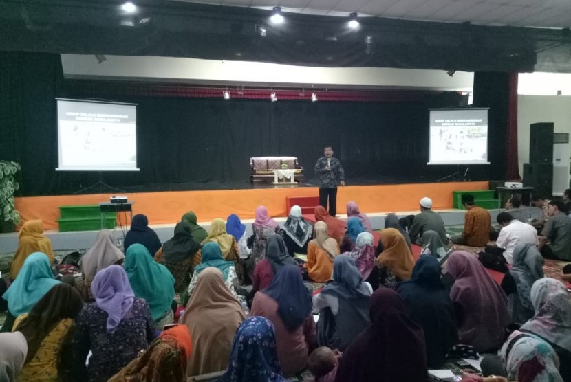 Guru-guru SD Islam Athirah Makassar mendapat pelatihan suprarasional.