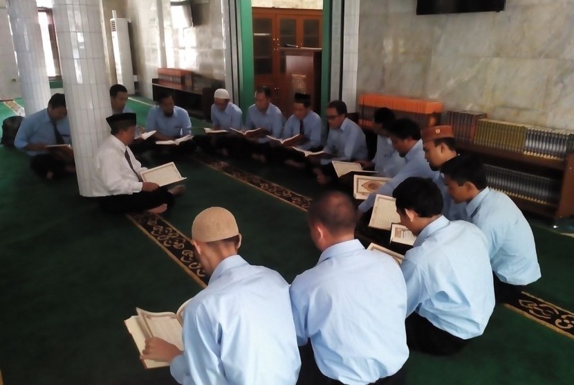 Guru-guru Sekolah Bosowa Bina Insani berlatih menghapal Alquran.