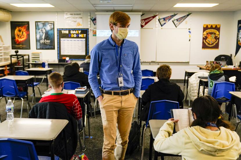 Guru harus sudah divaksinasi dan tetap menggunakan masker saat mengajar di kelas.