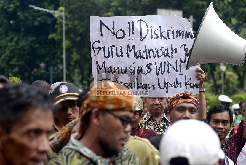 Guru honorer madrasah se-Indonesia melakukan aksi unjuk rasa di depan Kementerian Agama, Jakarta, Selasa (1/12).  (Republika/Wihdan)