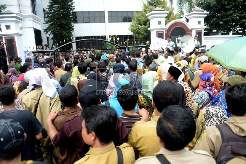 Guru honorer madrasah se-Indonesia melakukan aksi unjuk rasa di depan Kementerian Agama, Jakarta, Selasa (1/12).   (Republika/Wihdan)