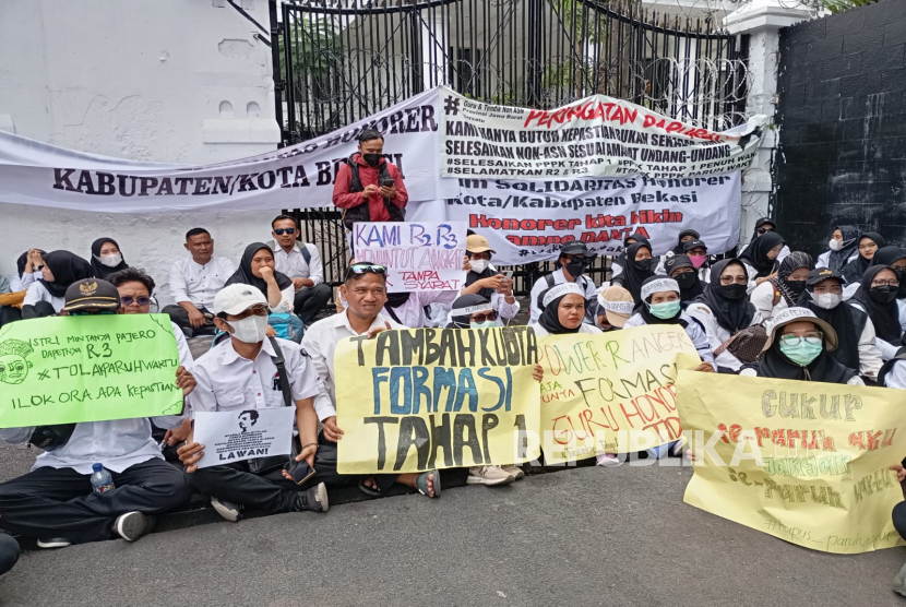 Guru honorer se Jawa Barat melakukan aksi demonstrasi di depan Gedung DPRD Jawa Barat, Senin (13/1/2025). 