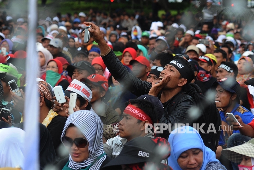 Guru honorer yang tergabung dalam Forum Honorer K2 Indonesia (FHK2I) mengikuti aksi di depan Istana Merdeka, Jakarta, Jumat (12/2). (Republika/Tahta Aidilla)