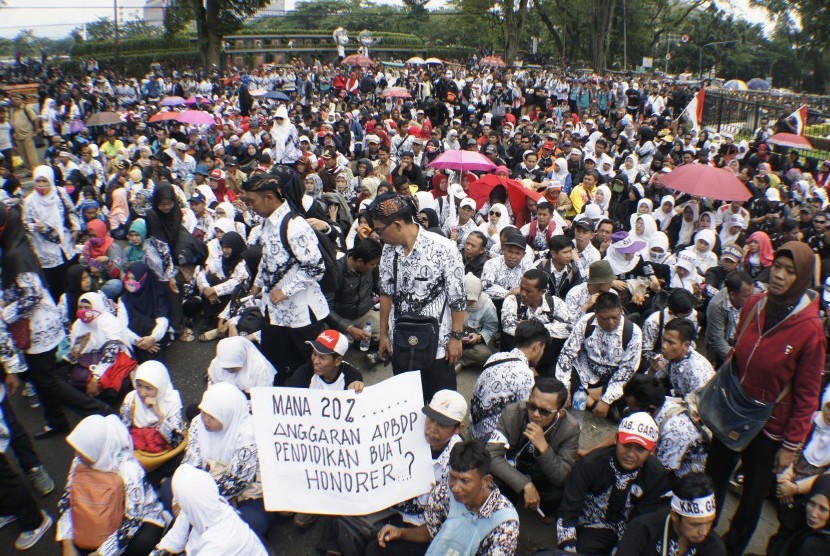 Guru honorer yang tergabung dalam Forum Honorer Komunikasi Kategori 2 Indonesia (FHK2I) berunjuk rasa di depan Gedung Sate, Bandung, Jawa Barat, Senin (31/10). 