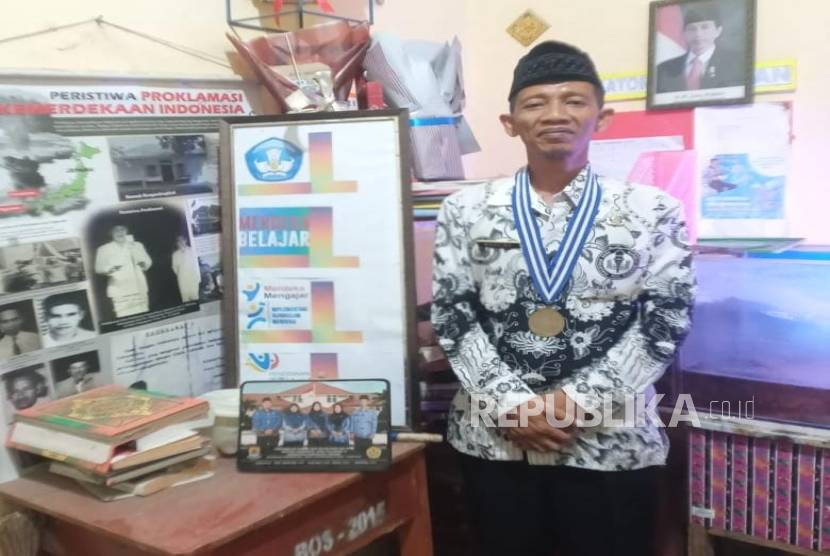 Guru inspiratif dari Kabupaten Cirebon yang menjadi pegiat literasi, Warkina. 