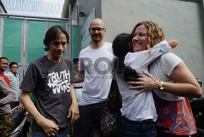 guru Jakarta International School (JIS) Ferdinand Tjong beserta istri dan anaknya saat keluar dari Rumah Tahanan (Rutan) Cipinang, Jakarta, Jumat (14/8). K