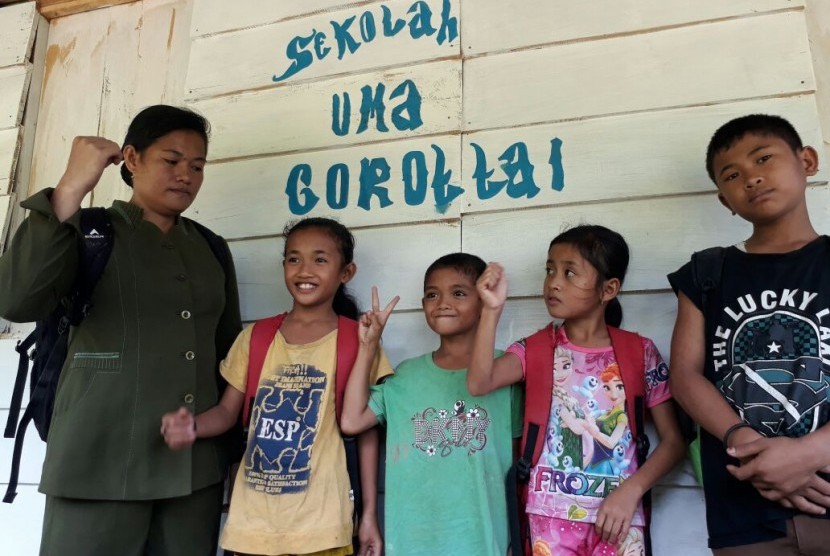 Guru Leperia bersama murid Sekolah Uma di Dusun Ukra, Kecamatan Siberut Utara, Kabupaten Kepulauan Mentawai, Sumatra Barat,