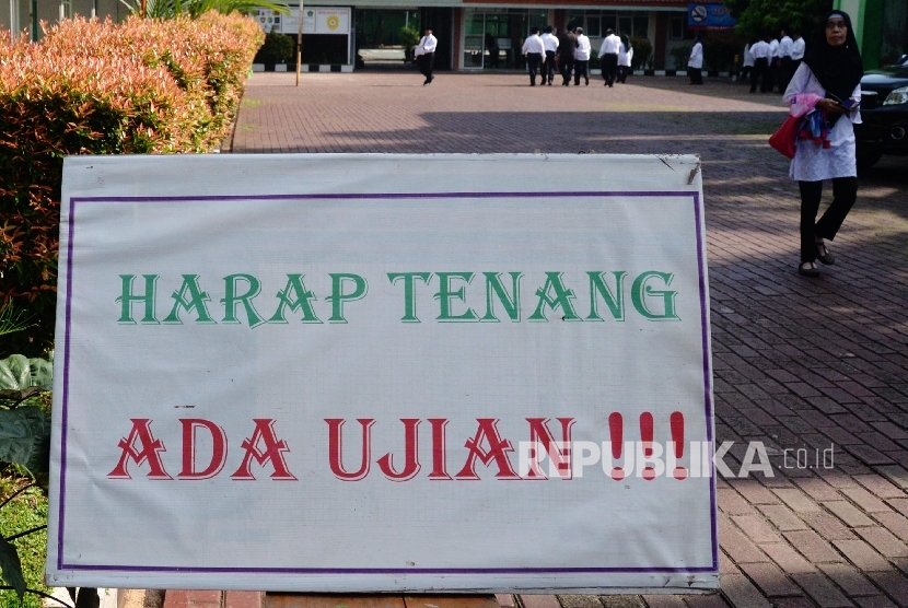 Ujian Nasional Berbasis Komputer (UNBK) di Madrasah Aliyah Negeri (MAN) 13, Jakarta Selatan, Senin (4/4). (Republika/Yasin Habibi)