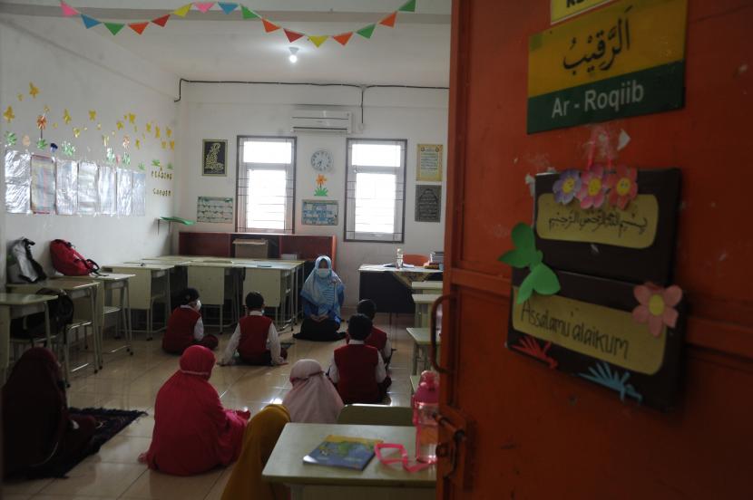 Guru membimbing siswa membaca doa usai salat dhuha di Sekolah Islam Khalifah Annizam Palembang, Sumatra Selatan, Senin (6/9/2021). Sumatra Selatan mulai mengizinkan kegiatan ekstrakurikuler.