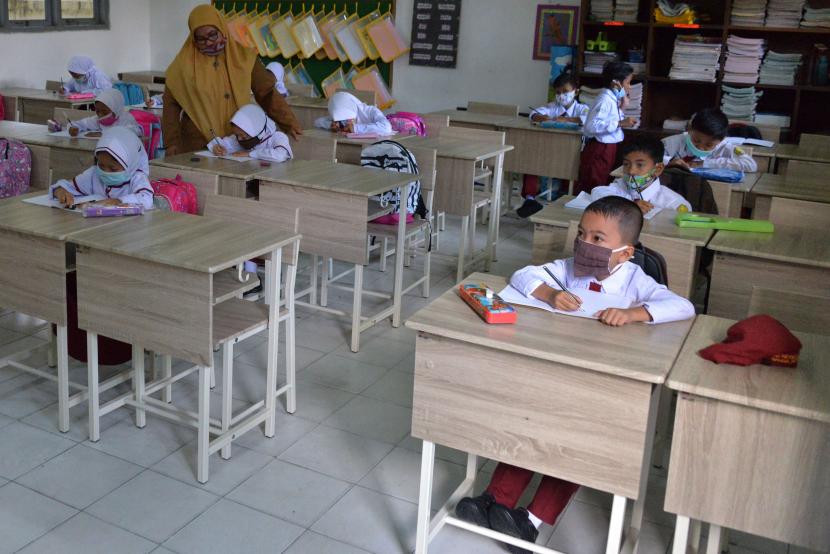Guru memulai proses belajar mengajar dengan penerapan protokol kesehatan di Sekolah Dasar Negeri 1 Banda Aceh, Aceh, Senin (11/1/2021). ilustrasi
