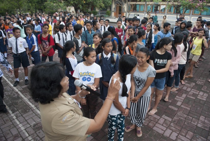 Guru mendata sejumlah anak pengungsi Gunung Agung di SMPN 3 Semarapura, Klungkung, Bali, Senin (25/9). 