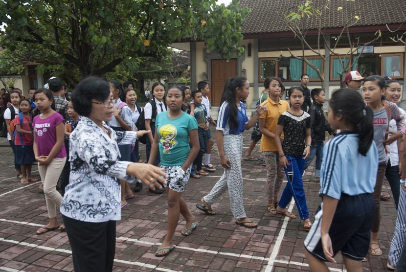 Guru mendata sejumlah anak pengungsi Gunung Agung di SMPN 3 Semarapura, Klungkung, Bali, Senin (25/9). 