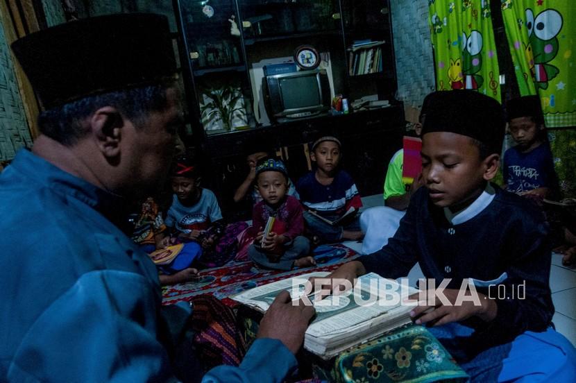 Guru mengajar anak-anak mengaji Al Quran 