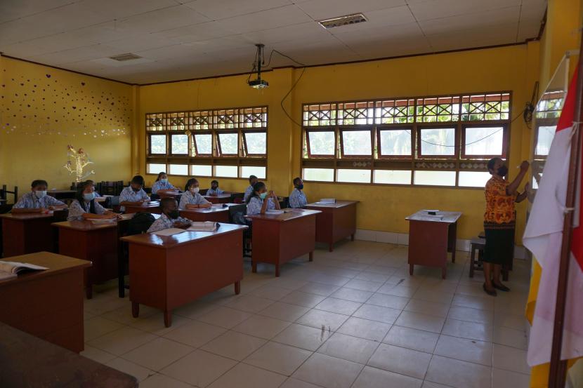 Guru mengajar di dalam kelas saat pembelajaran tatap muka di Kota Sorong, Papua Barat, Kamis (26/8/2021) (ilustrasi).
