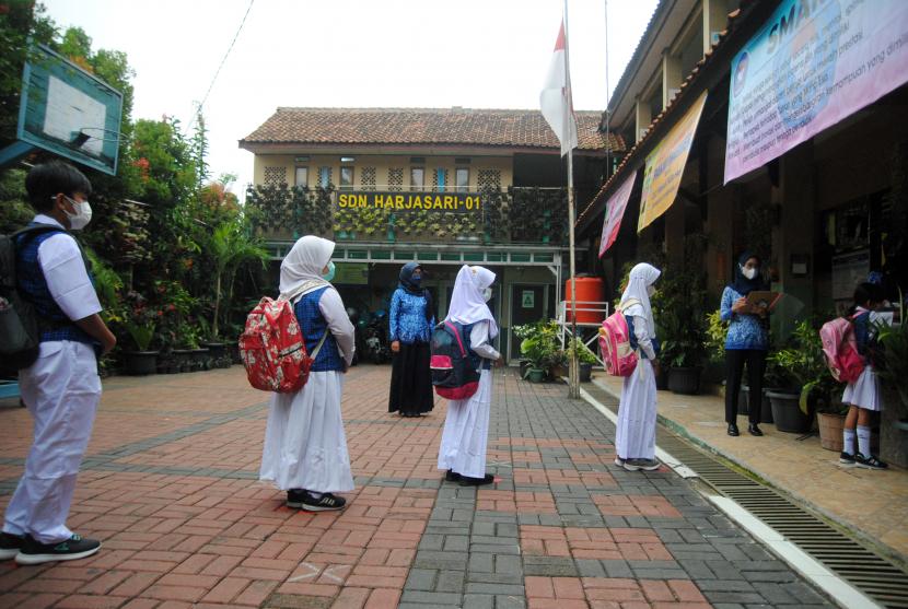 Guru mengajar siswa saat Pembelajaran Tatap Muka (PTM) Terbatas di SDN Harjasari 01, Kota Bogor, Jawa Barat (ilustrasi)
