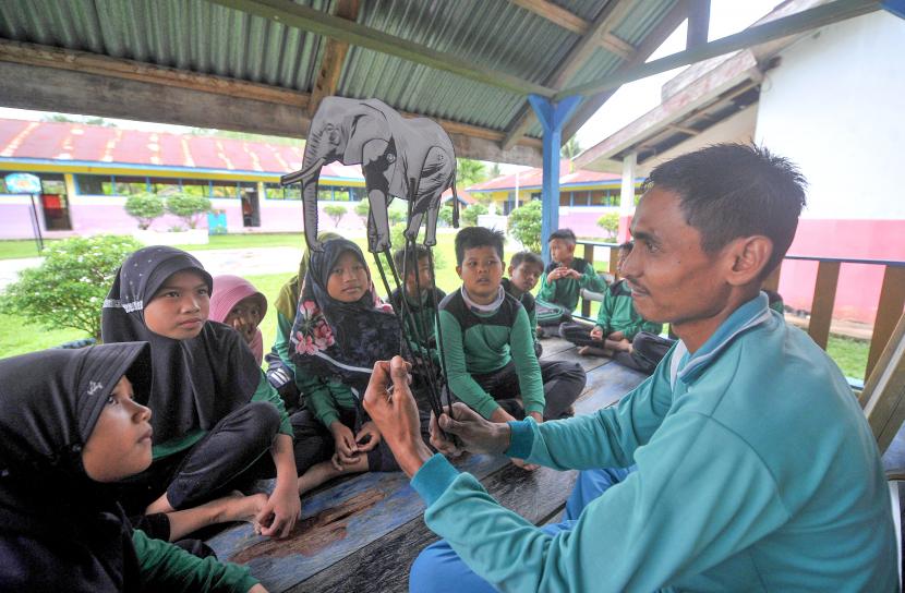 Guru mengajarkan materi muatan lokal Pendidikan Lingkungan Hidup menggunakan media ajar berupa wayang kepada sejumlah pelajar (ilustrasi)