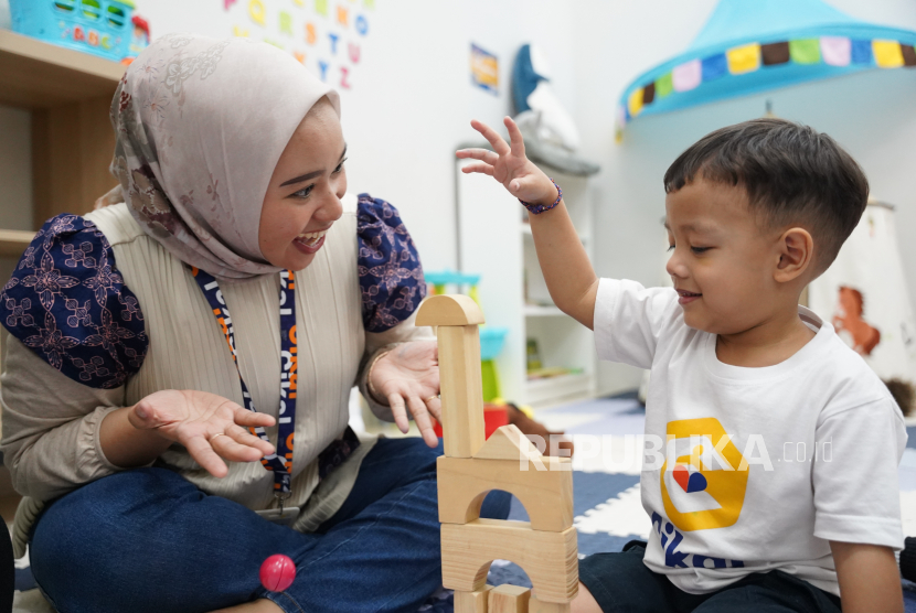 Guru mengajarkan murid (ilustrasi). Pada anak usia dini, (mereka) mulai mengenal konsep janji sebagai ucapan yang berarti sesuatu akan terjadi nanti. Karena pada usia ini, mereka masih berpikir mengenai suatu hal secara konkret belum secara abstrak.