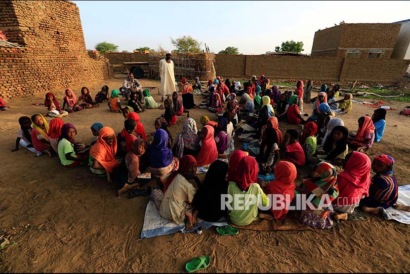 Guru mengaji mengajarkan Alquran di tempat pengajian setempat di selatan Kota Darfur, Sudan.