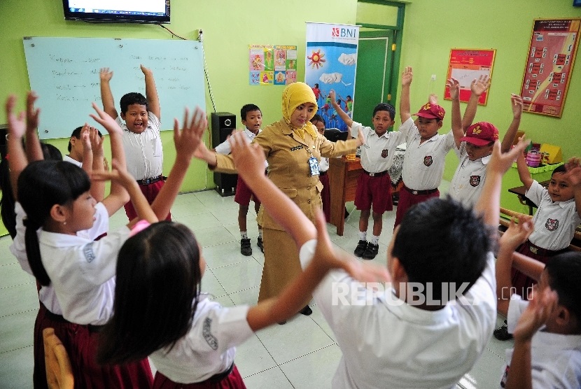 Guru mengenalkan metode pengajaran melalui Pembelajaran Aktif, Kreatif, Efektif dan Menyenangkan (PAKEM) kepada siswa siswi Sekolah Dasar Negeri 1 Jatikulon, Kudus, Jawa Tengah. 