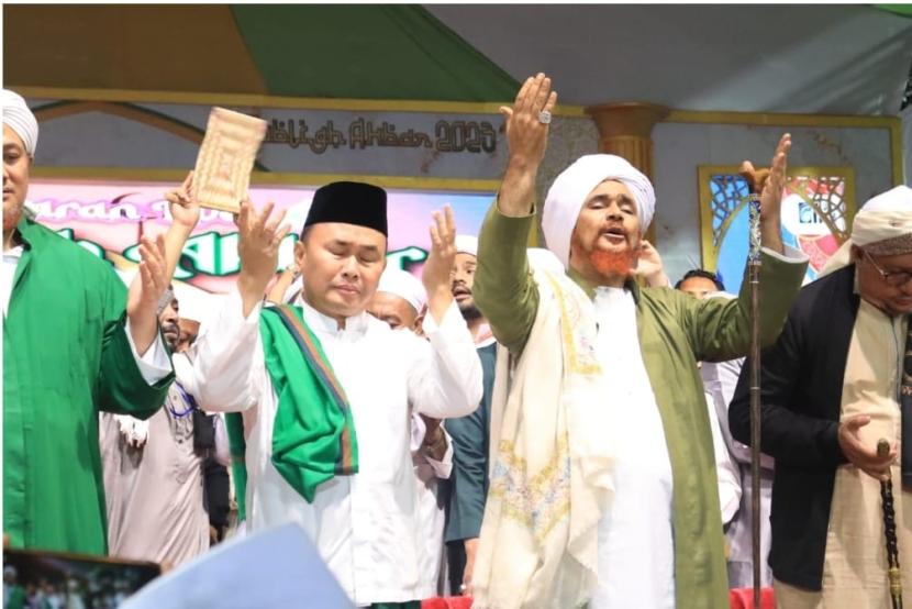 Guru Mulia Al-Habib Umar Bin Hafidz tiba di Kota Palangka Raya, Prov. Kalteng dalam rangka mengisi Tabligh Akbar yang digelar di Stadion Tuah Pahoe, Jl. Cilik Riwut KM. 5 Kota Palangka Raya, Prov. Kalteng, Rabu (23/8/2023). 