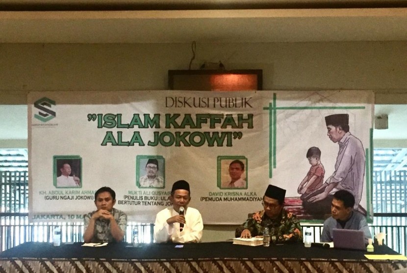 Guru ngaji Presiden RI Joko Widodo (Jokowi), KH Abdul Qarim, saat memberikan pandangannya dalam diskusi bertema ‘Islam Kaffah ala Jokowi’ di Cikini, Jakarta Pusat, Ahad (10/3). 