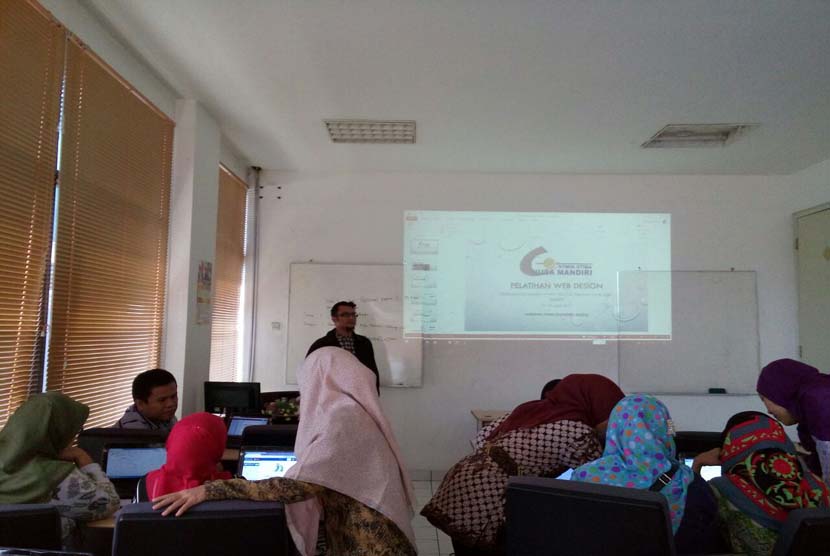 Guru PAUD  Kelurahan Ragunan mengikuti pelatihan membuat blog di Laboratorium STMIK Nusa Mandiri kampus Warungjati, Jakarta, Rabu (22/6/2016)